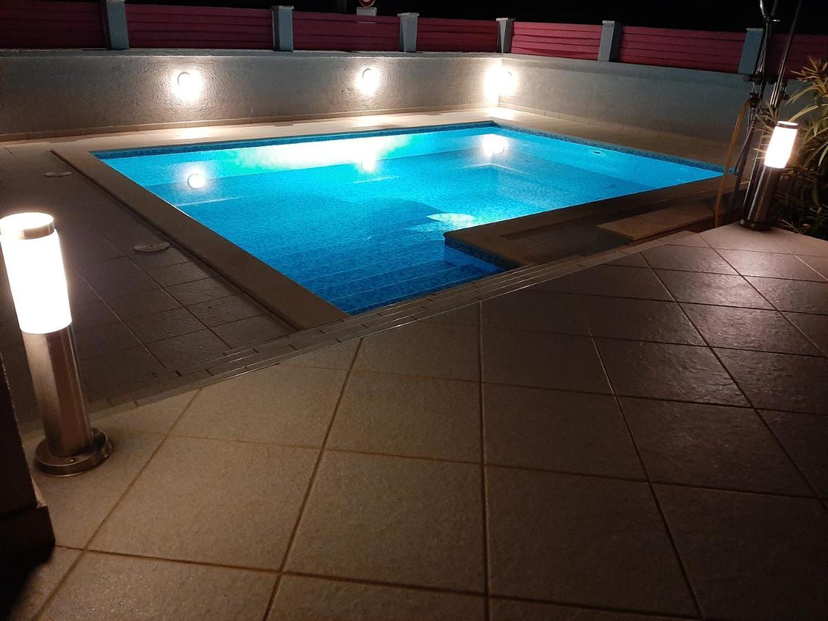 Helles Doppelzimmer Mit Bad, Terrasse Und Pool, Seperater Eingang, Liznjan, Istrien Exterior photo