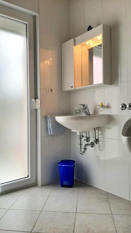 Helles Doppelzimmer Mit Bad, Terrasse Und Pool, Seperater Eingang, Liznjan, Istrien Exterior photo