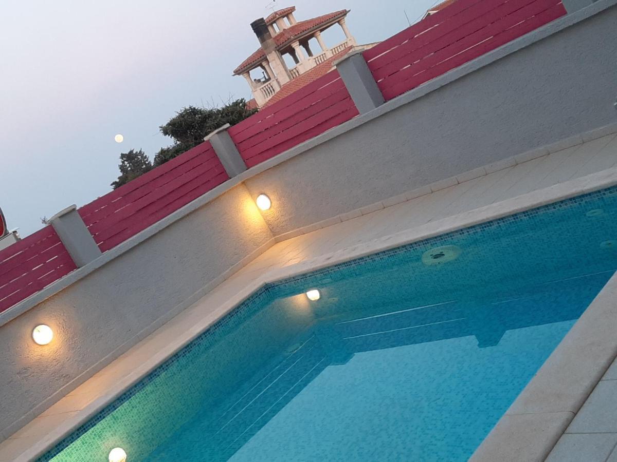 Helles Doppelzimmer Mit Bad, Terrasse Und Pool, Seperater Eingang, Liznjan, Istrien Exterior photo
